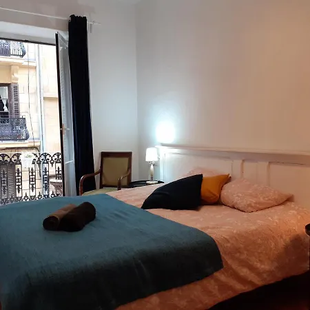 Side Apartment *